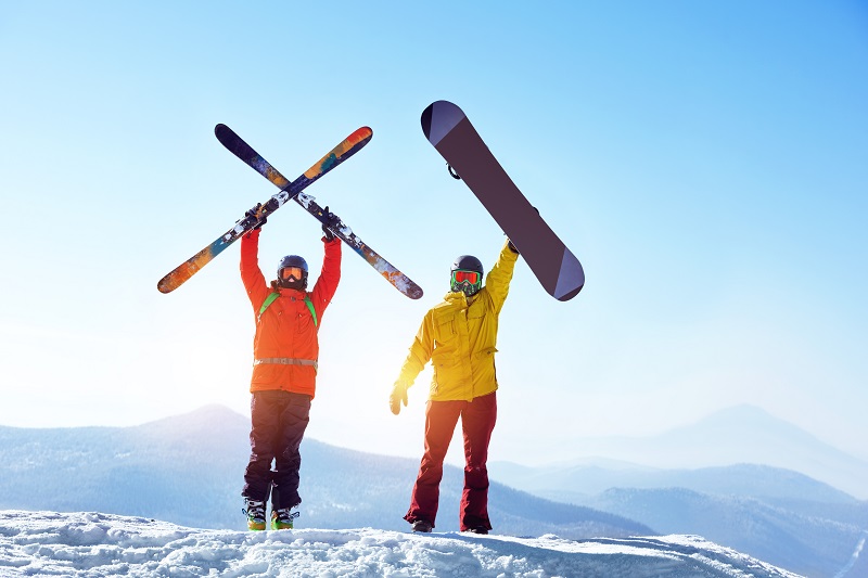 Glückliche Skifahrer auf einem schneebedeckten Berg – Nassfeld